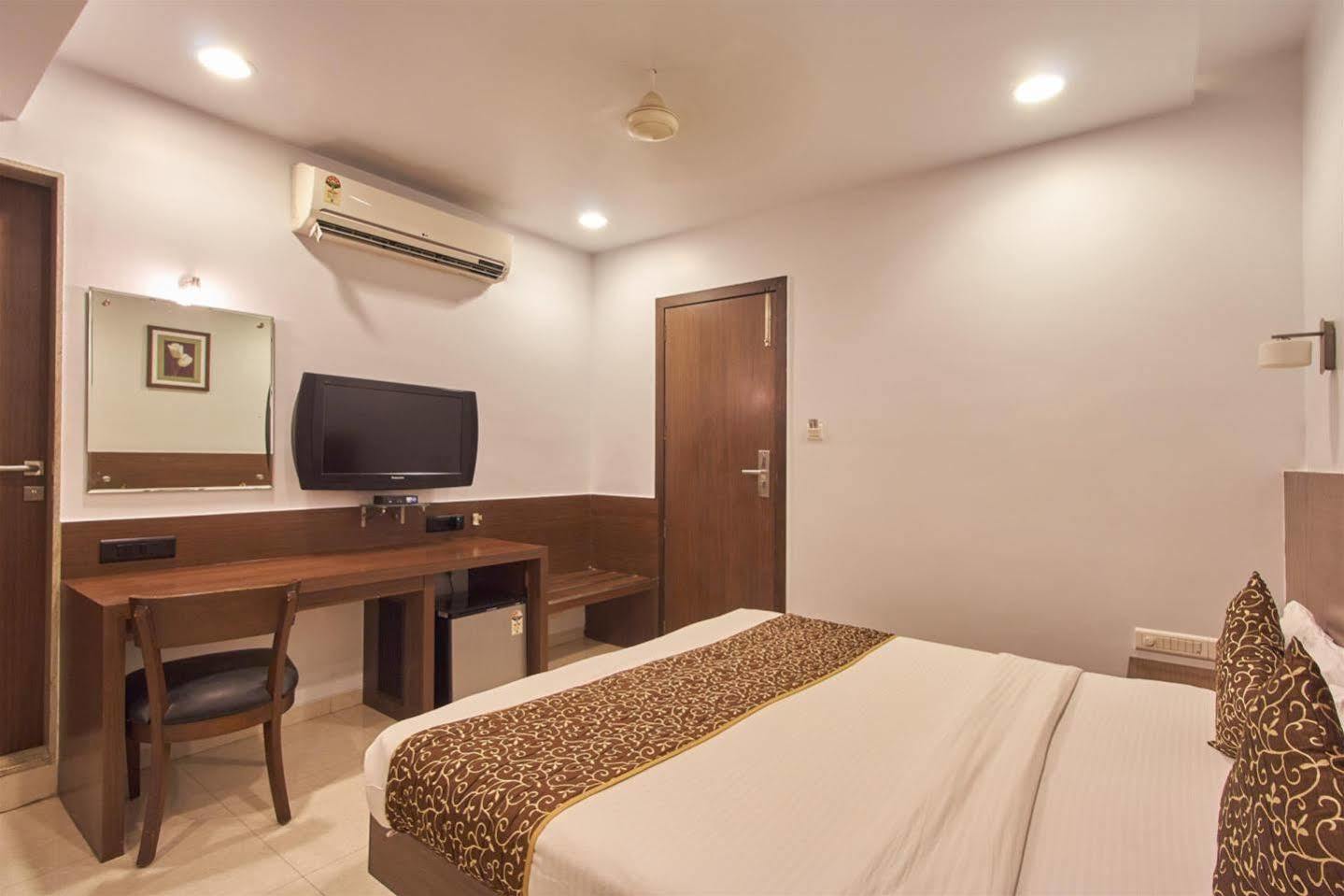 Hotel Adi Nagpur Esterno foto